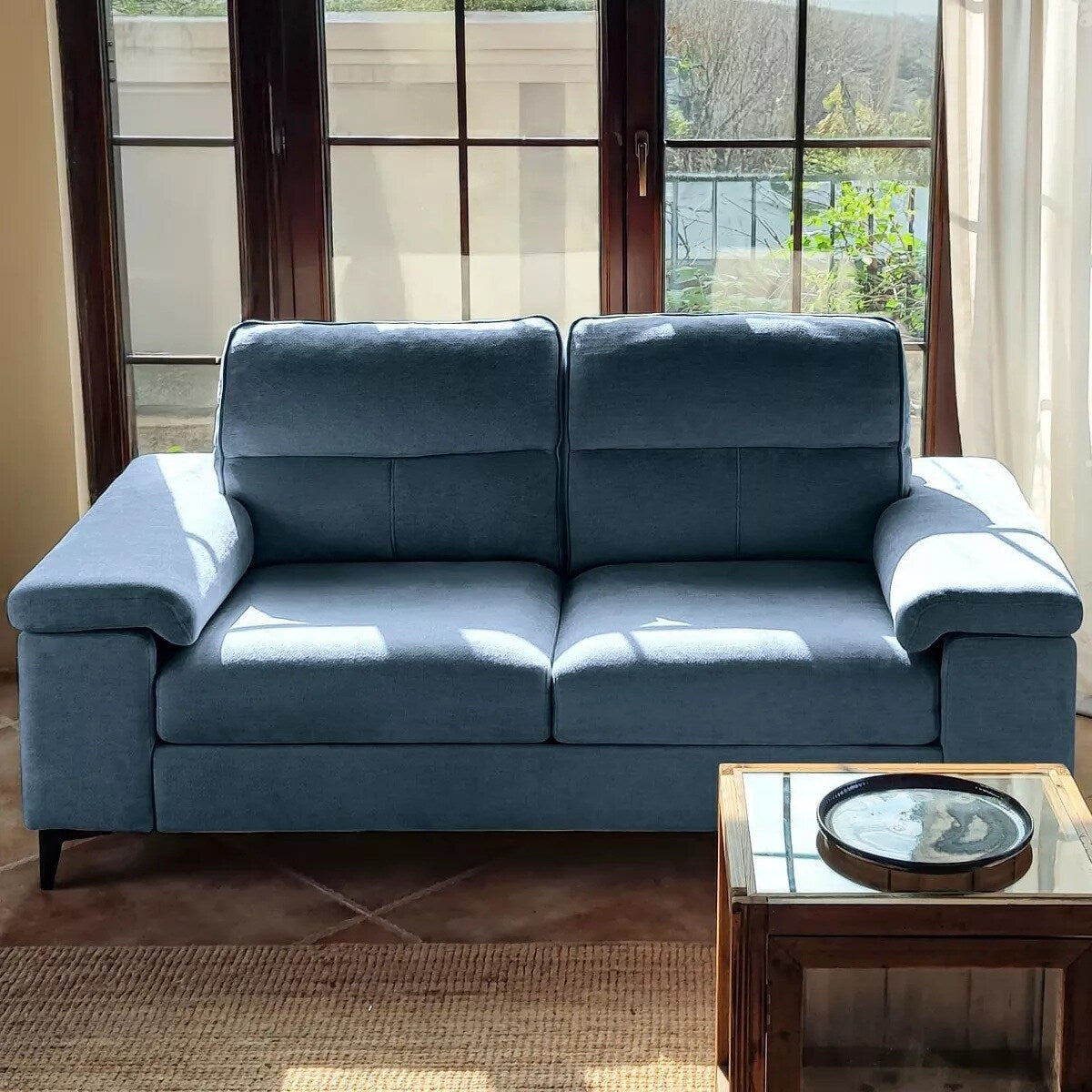 Canapé en chenille avec accoudoirs réglables et coussins extra épais